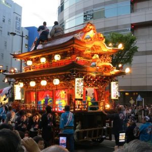 Mikoshi diarak sewaktu Hamamatsu Matsuri